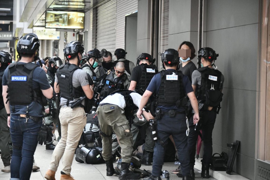 防暴警察在銅鑼灣一帶多次截查在場人士