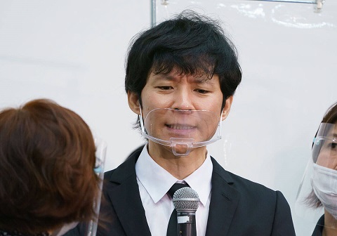 渡部健與佐佐木希婚後持續出軌，偷食新聞曝光半年後才召開道歉記者會。