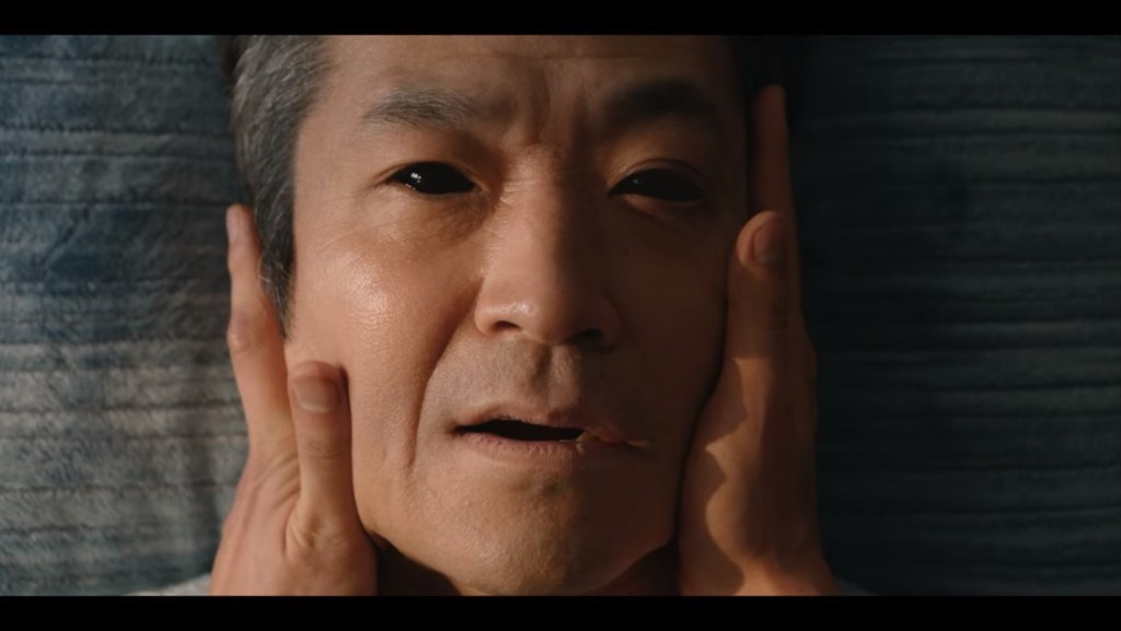 昏迷的市長被附身,雙眼呈黑色。