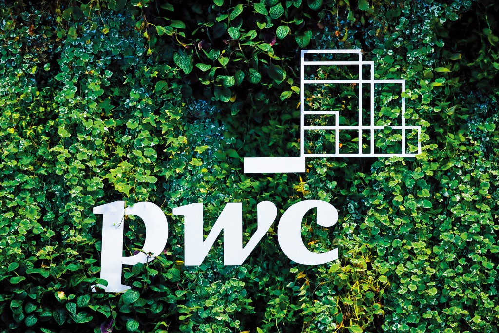 路透社引述消息人士透露，羅兵咸永道已要求其在中國的合夥人減薪最多50%。