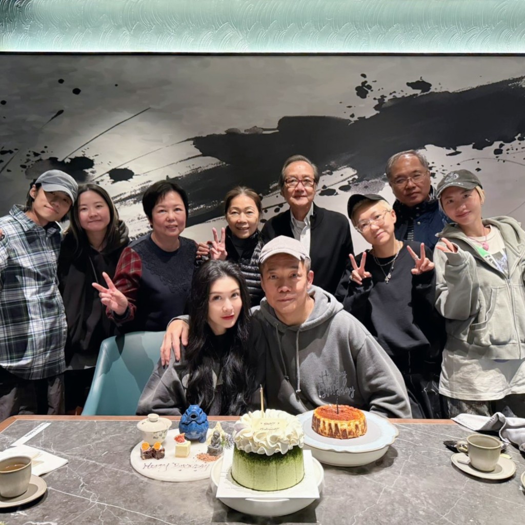 歐綺霞與老公及家人合照,生活非常幸福。 歐綺霞與老公及家人合照,生活非常幸福。