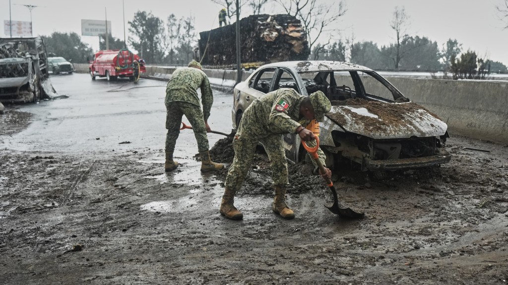 墨西哥氣罐車翻側爆炸，軍人協助清理現場。 美聯社