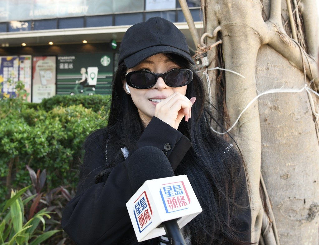 來自深圳的陳小姐和朋友在海傍影相。