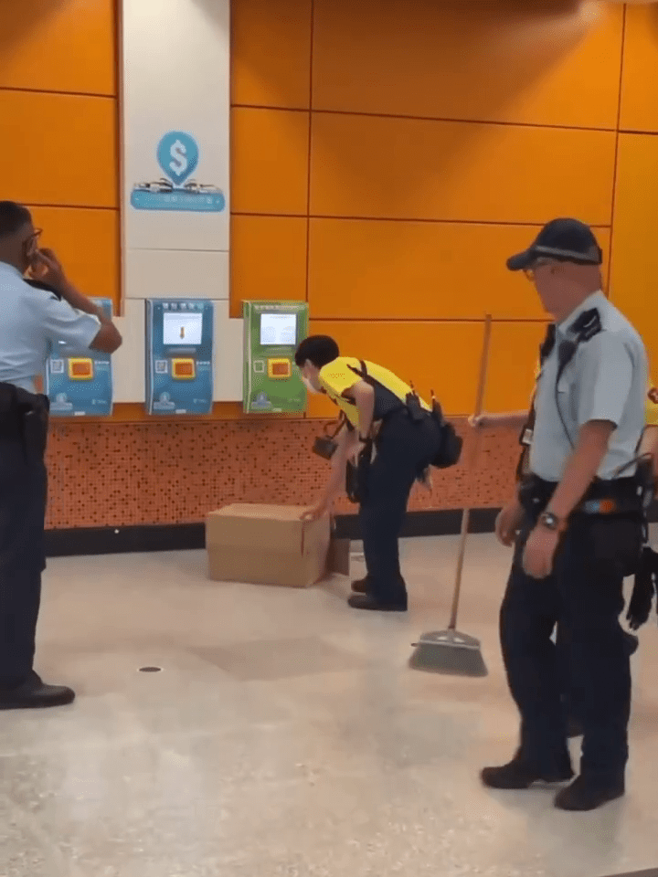 港鐵職員則用紙箱、掃把棍等,試圖限制長蛇活動方向。 港鐵職員則用紙箱、掃把棍等,試圖限制長蛇活動方向。