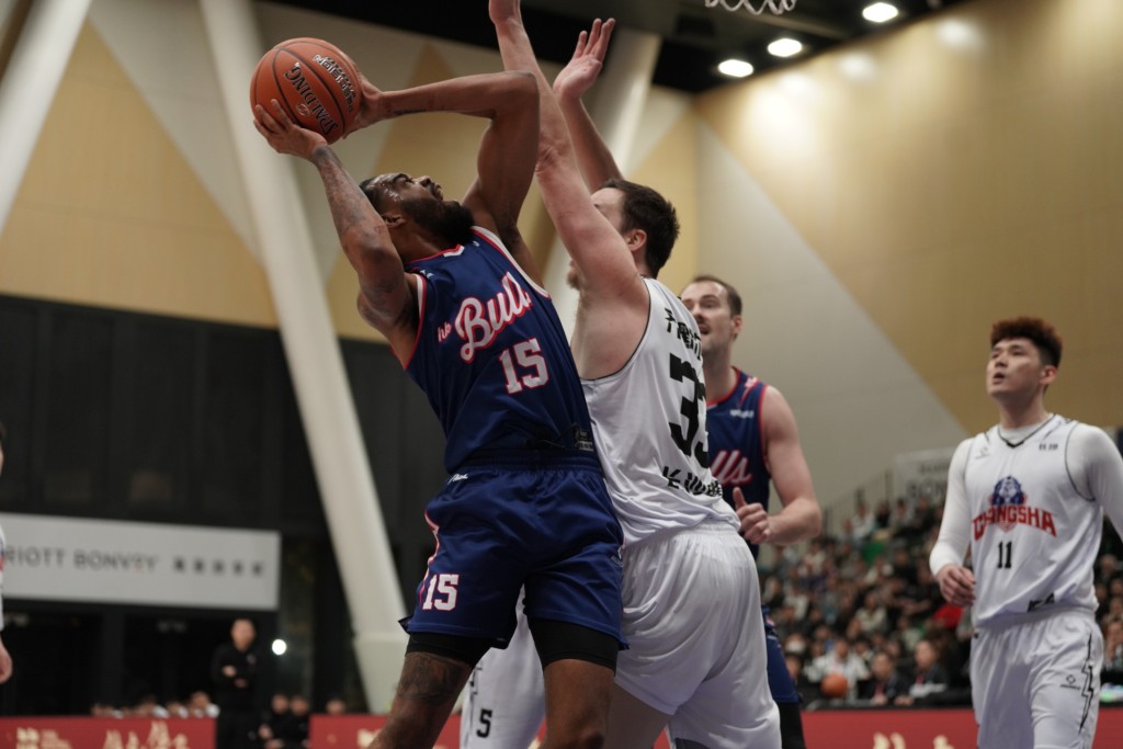 美⾂鍾斯成為「第四節先⽣」，三分球4投3中，單節獨得15分，全場得到26分。香港金牛圖片