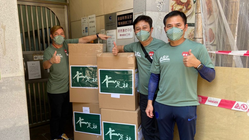 山度士(左)親自送贈抗疫物資予院舍長者。 公關圖片