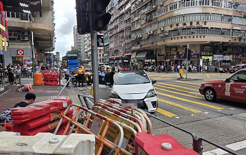 其中一名傷者倒卧地上。網圖