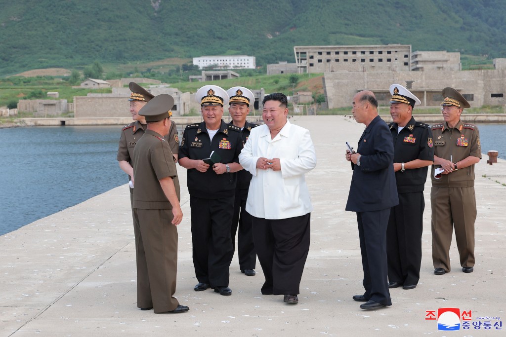 金正恩日前視察一個海軍基地的工地。路透社