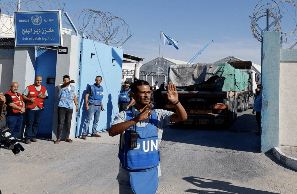 聯合國在加沙中部亦設有倉庫，儲存救援物資如食物、飲用水及醫療用品等，但人道救援人員指僅屬杯水車薪。路透社
