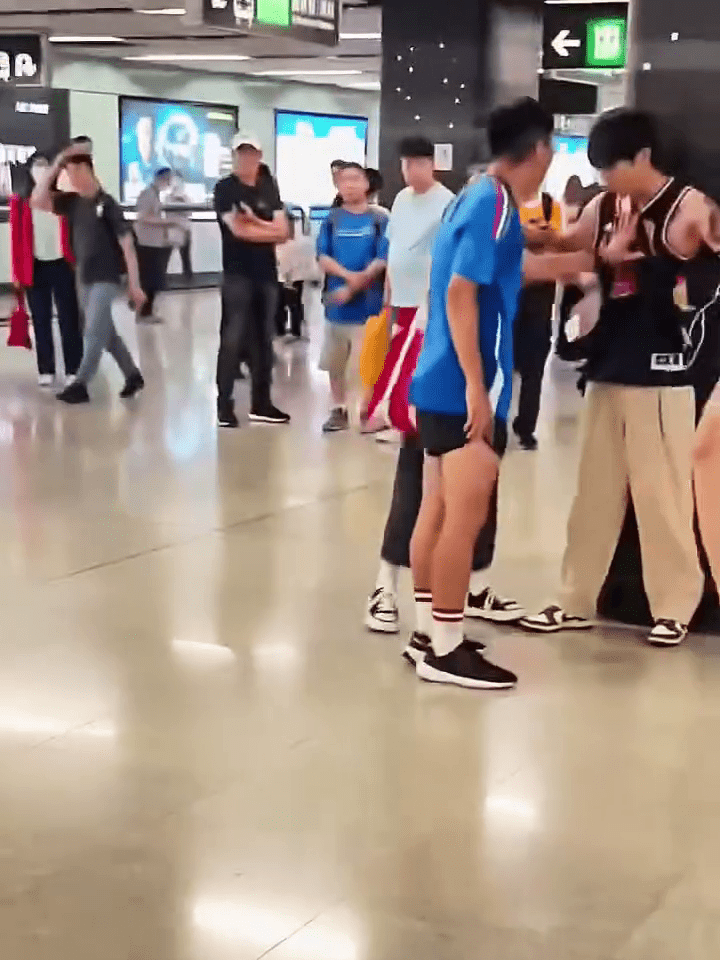藍衫漢第三次出手將紋身男推向牆邊。 藍衫漢第三次出手將紋身男推向牆邊。