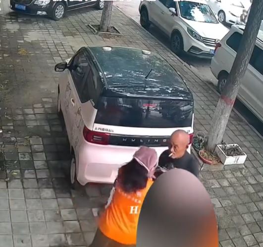 店老闆驅逐鹹豬手假僧人。抖音