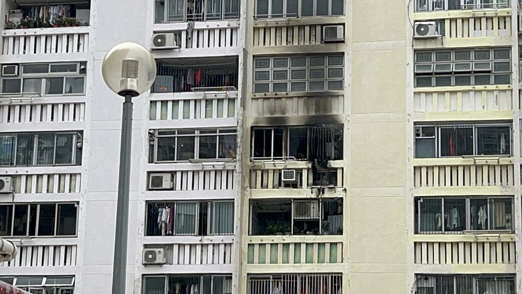 單位外牆熏黑。楊偉亨攝 單位外牆熏黑。楊偉亨攝