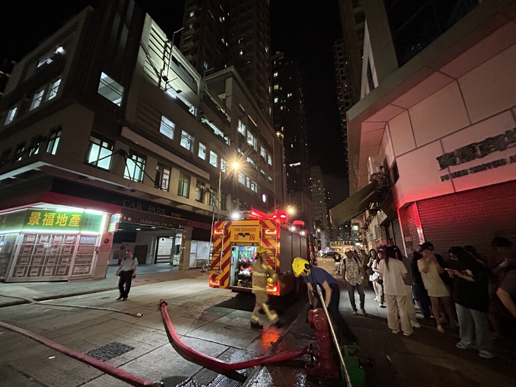 消防到場開喉灌救。曾志恒攝 消防到場開喉灌救。曾志恒攝