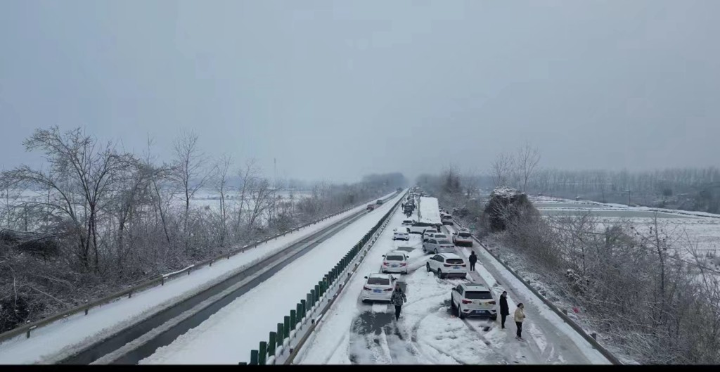 湖北有公路在雪中發生多宗意外事故。