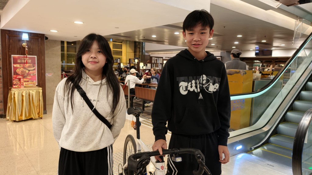 龔少女（左）與楊青年（右）憶述與刀手擦身而過情景，猶有餘悸。黃文威攝