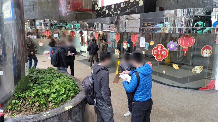 23人涉除口罩吸煙遭票控。