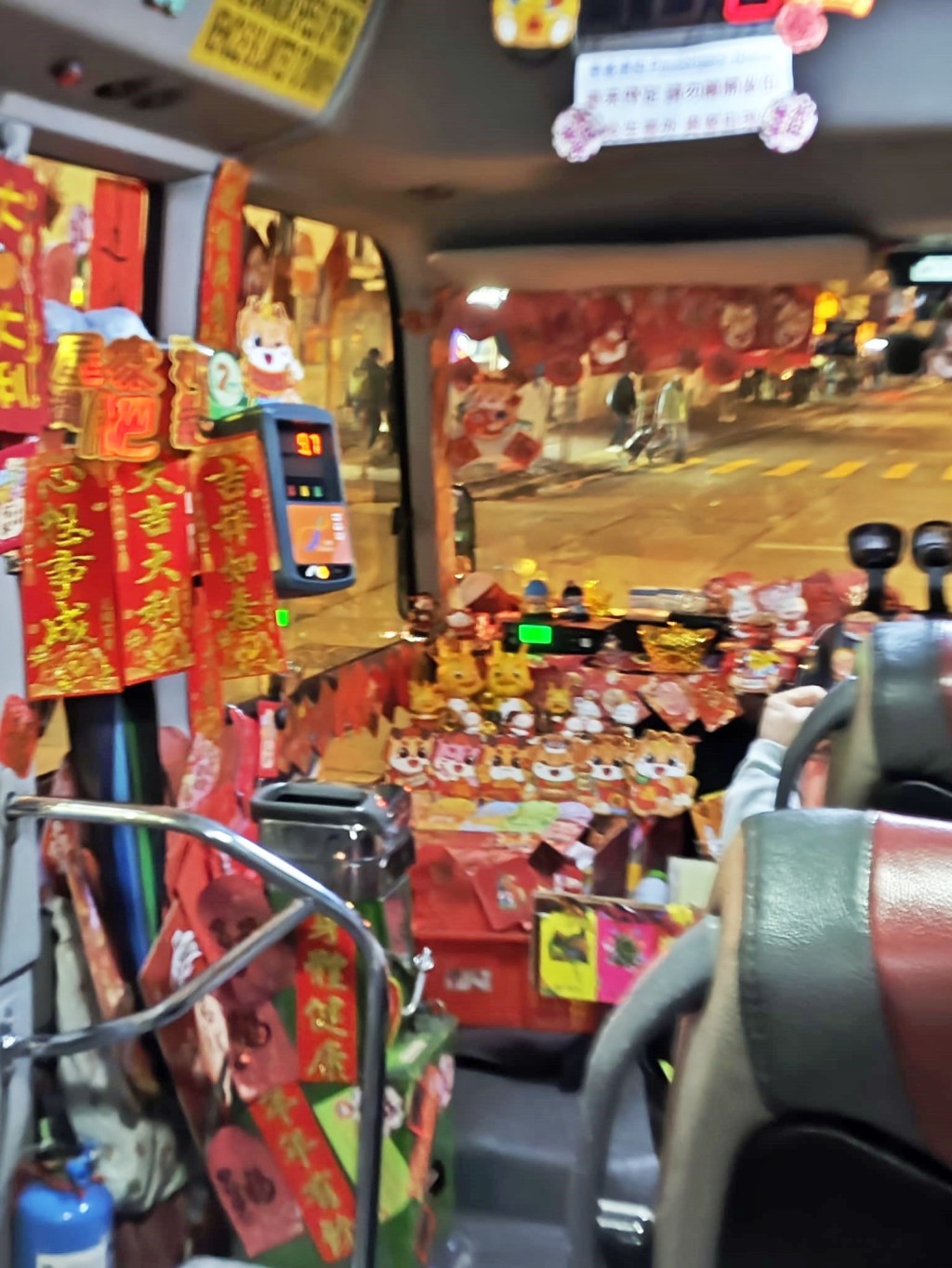 司機位旁擺滿賀年裝飾。fb「香港突發事故報料區及討論區」圖片