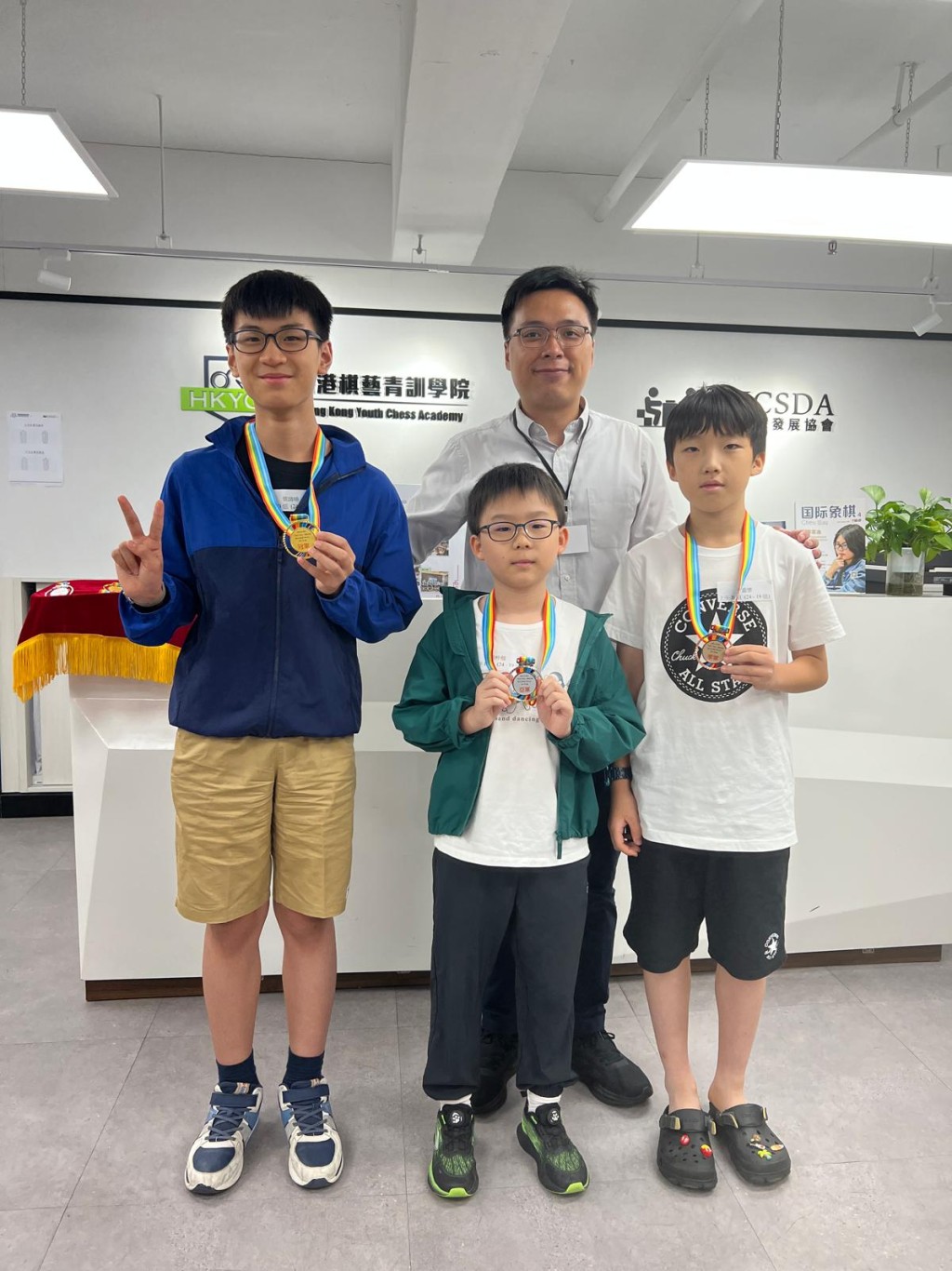 葉靖暘:英文科首名、操行獎、服務獎、風紀、班長、聖公會聖彼得小學140周年校慶司儀、UNSDGs Debating Competition 2024 / 25亞軍、第11屆全港小學數學挑戰賽個人賽銅獎及團體賽優異獎、聖公會小學第28屆數學奧林匹克比賽金獎、第14屆「小棋聖盃」全港學界棋藝大賽 - 國際象棋 - 高小組優異獎(圖片來源:受訪者提供) 葉靖暘:英文科首名、操行獎、服務獎、風紀、班長、聖公會聖彼得小學140周年校慶司儀、UNSDGs Debating Competition 2024 / 25亞軍、第11屆全港小學數學挑戰賽個人賽銅獎及團體賽優異獎、聖公會小學第28屆數學奧林匹克比賽金獎、第14屆「小棋聖盃」全港學界棋藝大賽 - 國際象棋 - 高小組優異獎(圖片來源:受訪者提供)