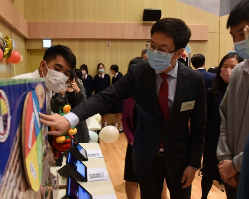 活動現場設有攤位遊戲，讓青少年以互動形式了解中國外交的工作。