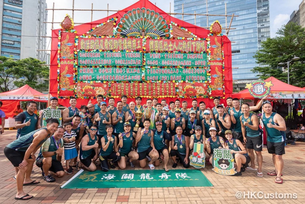 香港海关龙舟队于港澳政府友谊银杯赛及男女子混合金碟均勇夺冠军。香港海关fb