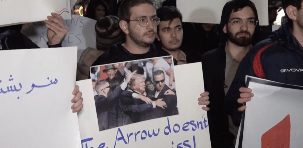 有關畫面顯示，受傷流血的特朗普形象，據信來自伊朗一場親政府集會。《紐約郵報》影片截圖