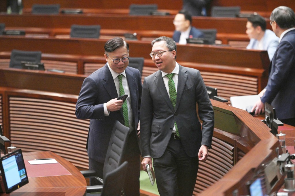 林定國與張國鈞都戴上綠色領呔。 蘇正謙攝