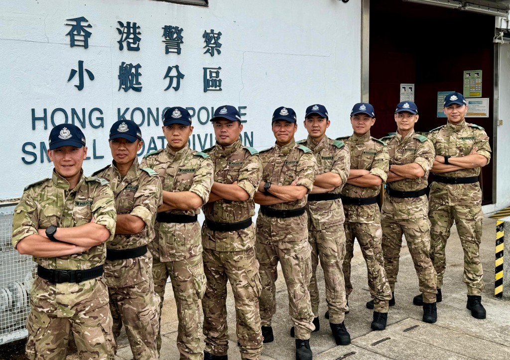 去年6月小艇隊接報,有進行獨木舟活動的市民墮海,警長劉達賢、鄭浩文與警員陳藝揚及其他6名隊友火速趕往現場,展開一場與時間和風浪競賽的拯救行動。 去年6月小艇隊接報,有進行獨木舟活動的市民墮海,警長劉達賢、鄭浩文與警員陳藝揚及其他6名隊友火速趕往現場,展開一場與時間和風浪競賽的拯救行動。