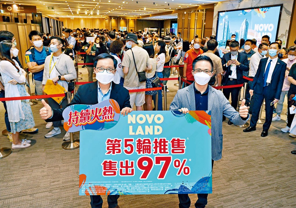 發展商曾透露,視乎銷情,有機會盡推餘下單位短期內應市,並具提價空間。圖左為新地雷霆,旁為陳漢麟。