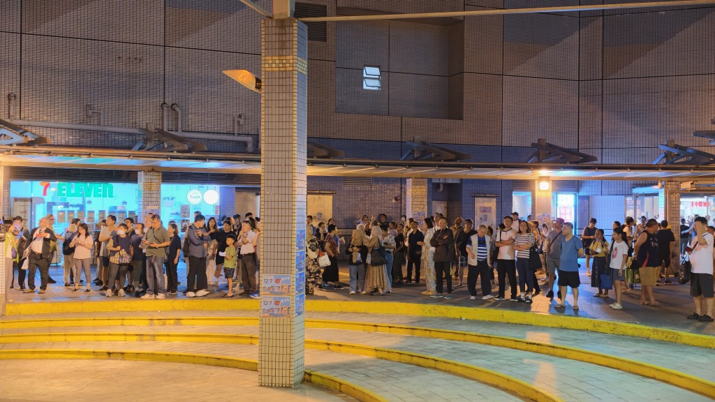 逾百名居民疏散到安全位置。黃文威攝 逾百名居民疏散到安全位置。黃文威攝