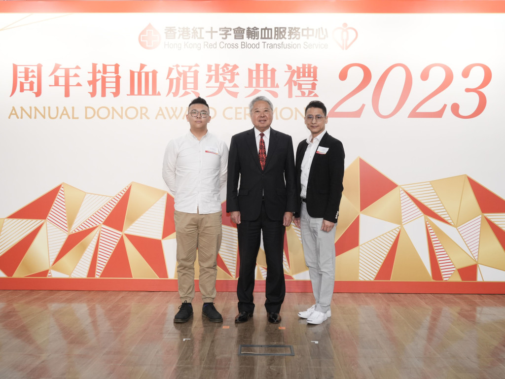 香港成分捐血紀錄保持者李兆楠(右)於本年度已累計成功捐血725次；陳尚韜(左)於本年度已累計成功捐血50次。政府新聞處圖片