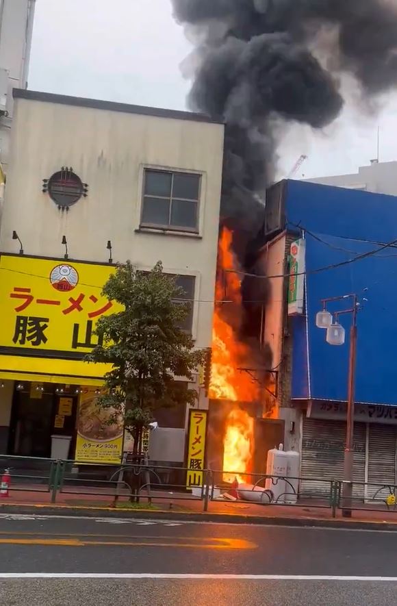 日本东京有拉面店大火，影响JR东日本部份路段停驶。影片截图