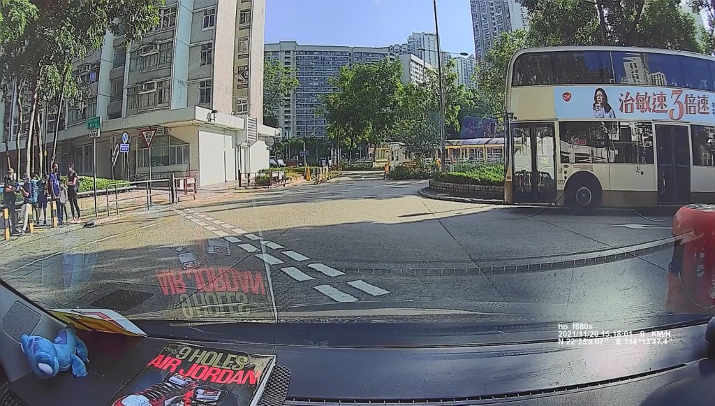 有車cam拍到鋁窗墮地一刻。網上片段截圖