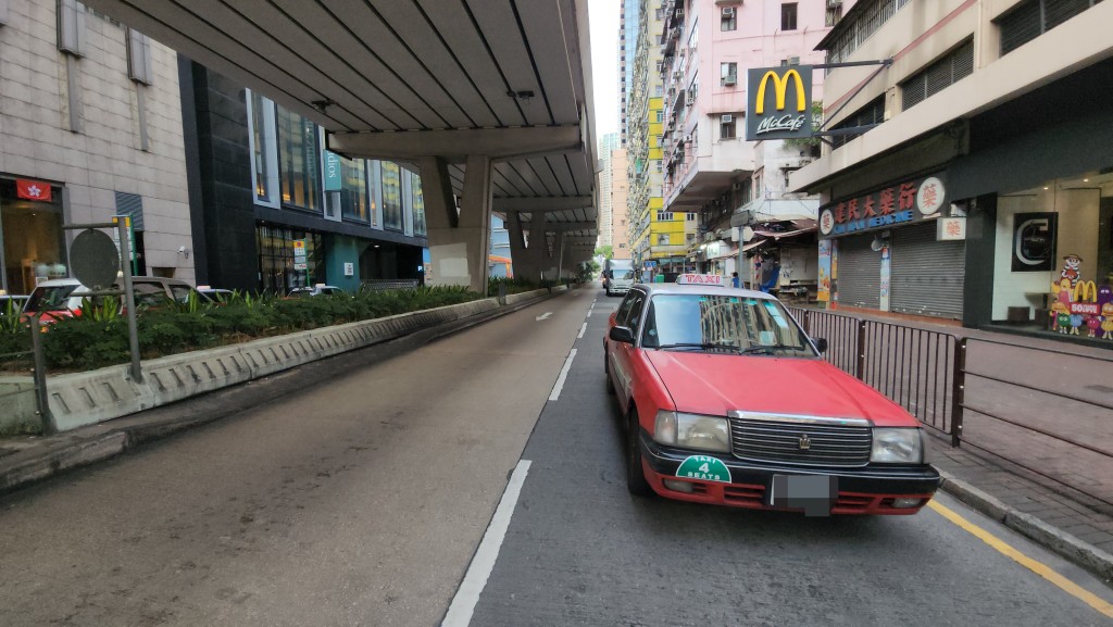 男乘客下車逃去。 男乘客下車逃去。