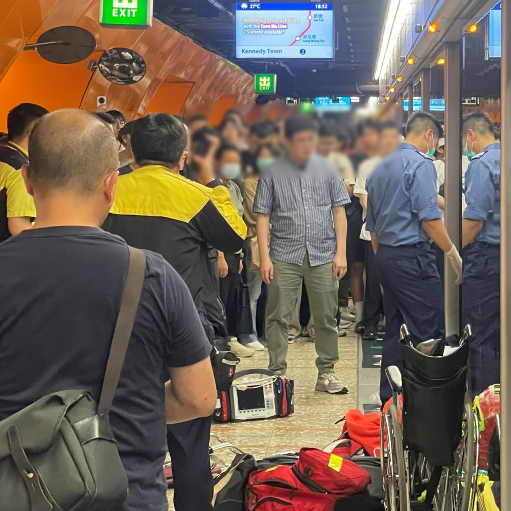現場大批乘客圍觀。FB：香港鐵路動態追蹤組