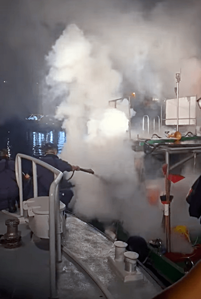 一艘垃圾收集船起火。fb：Hong Kong Marine Police