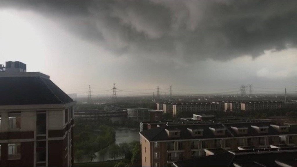 上海下午忽然黑雲遮天蔽日。網上圖片
