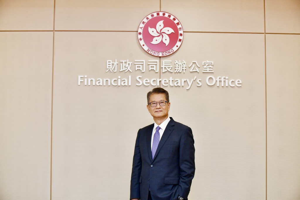 財政司司長辦公室同樣亦為引進重點企業辦公室聘請經理（政策支援）（非公務員），月薪為港幣61,865元。