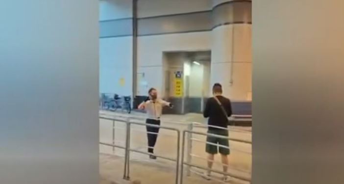 黑衫男與車長對峙。fb 車cam L（香港群組）MagentaGrapefruit4881