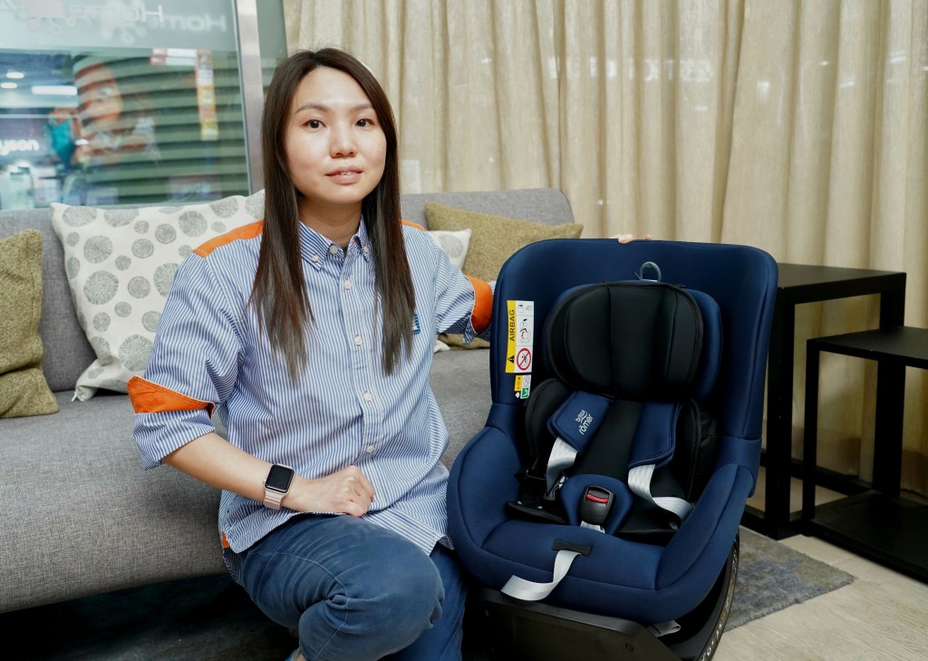 豐澤顧客服務主任KikoCheung指出，應先根據兒童年齡、身高及體型挑選合適的設備，並注意產品包裝說明及安裝指引，座椅過大或適小都不適宜。