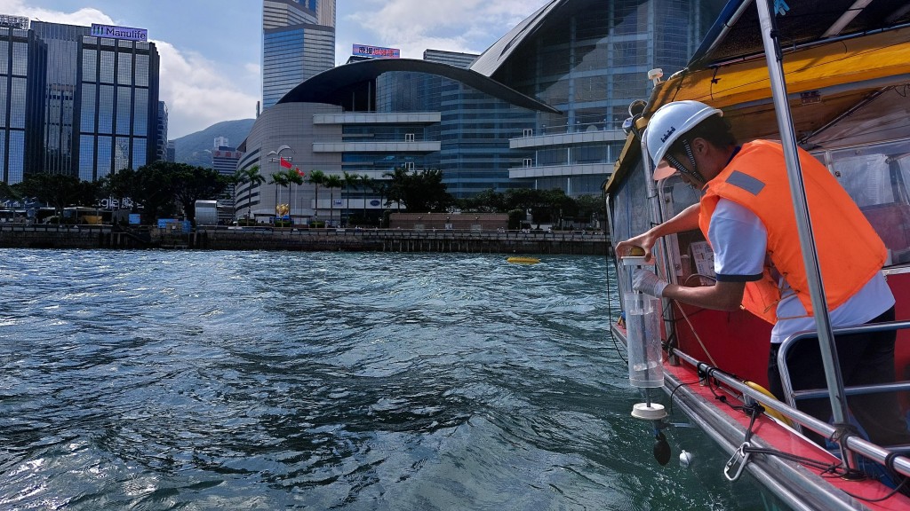 環保署運用先進智慧科技及分析水文和天氣數據，部署和執行截污和水質改善措施，確保維港渡海泳在水質良好及潔淨的情況下進行。政府新聞處