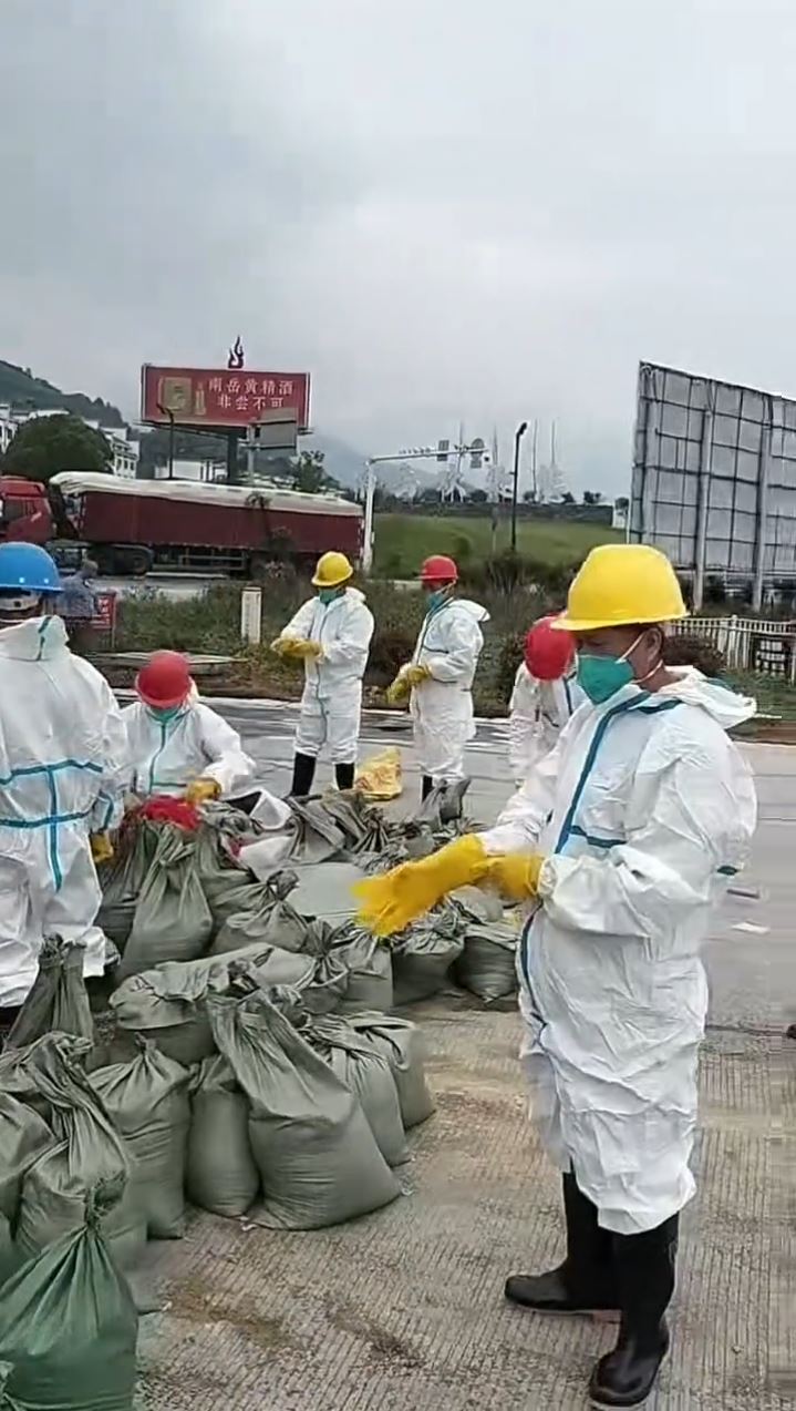 湖南氢氟酸罐车追尾撞泄，当局要封路疏散民众清理“化骨水”。抖音