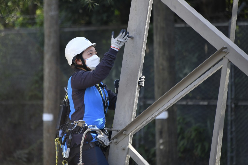 林曉晴形容在電掣房工作猶如一名醫生，要為供電設備做「身體檢查」，維修故障並進行保養。資料圖片