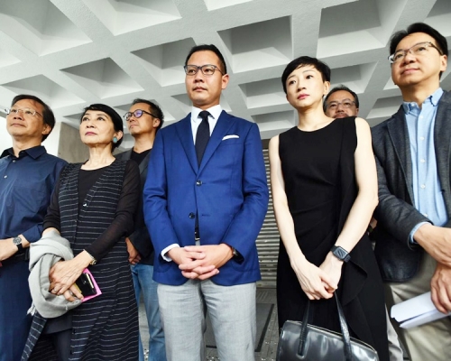 共24名泛民立法會議員申請司法覆核許可和臨時禁制令。