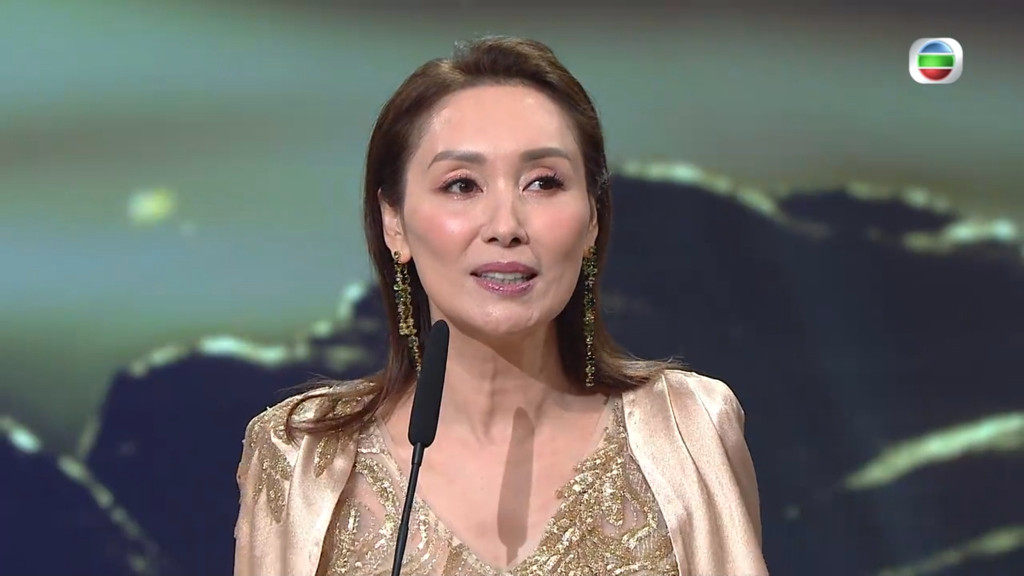 近年郭可盈除了息影打理家族生意的她，曾罕有回娘家TVB為《萬千星輝頒獎典禮2022》擔任頒獎嘉賓。