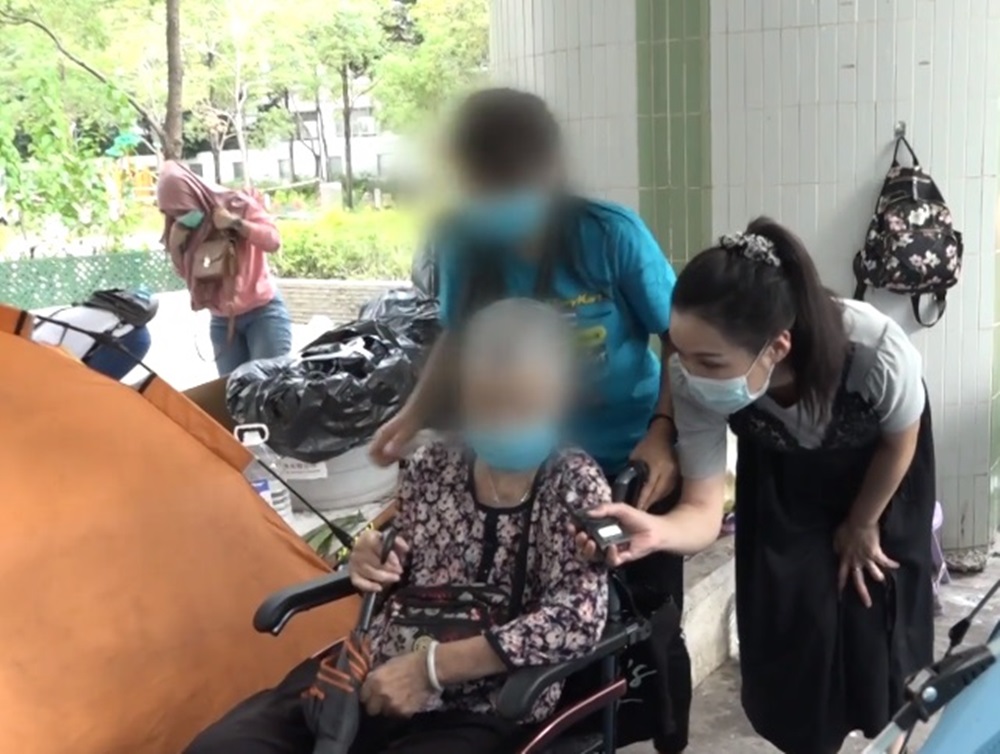 外傭帶家裡須照顧的長者過來。東張西望截圖