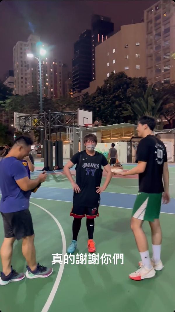 姜濤在出發到新加坡前夕，相約友人在維園打籃球。