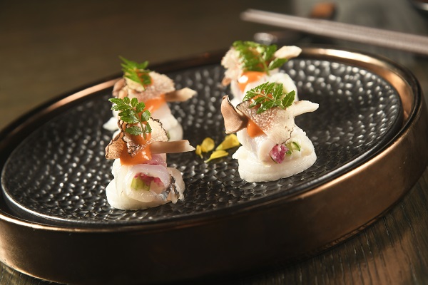 黑松露鯛魚刺身 $118
鮮嫩爽甜的白身鯛魚，簡單佐以青瓜、柚子醬及新鮮黑松露，清新芳香。