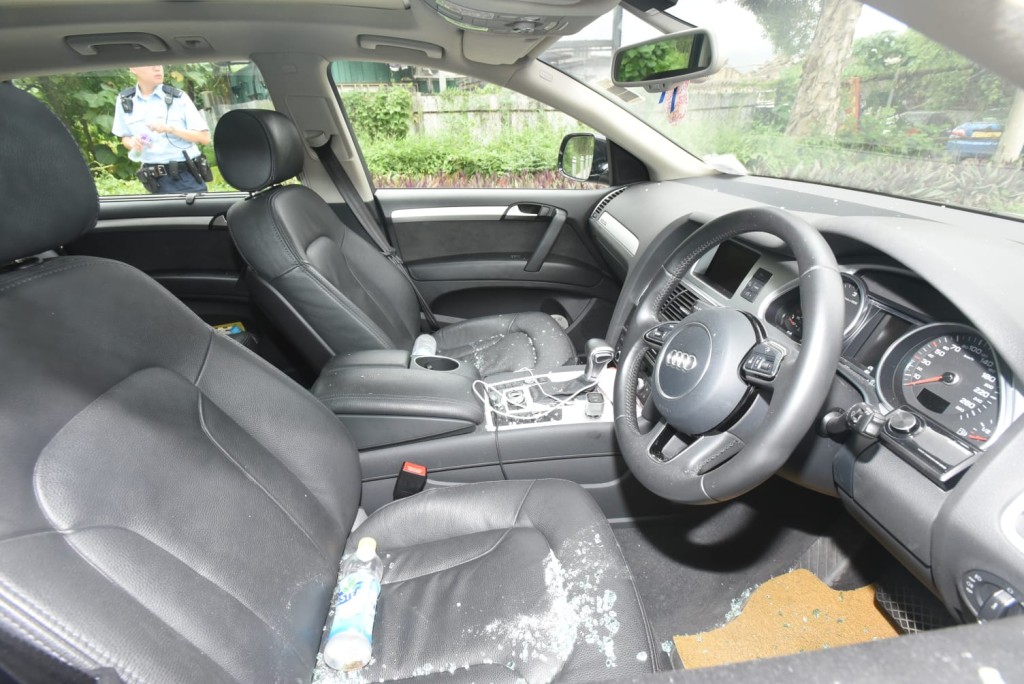 私家車車窗損毀。