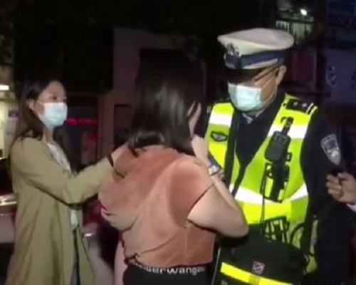 女司機拒絕配合進行酒精呼氣測驗。 （片段截圖）