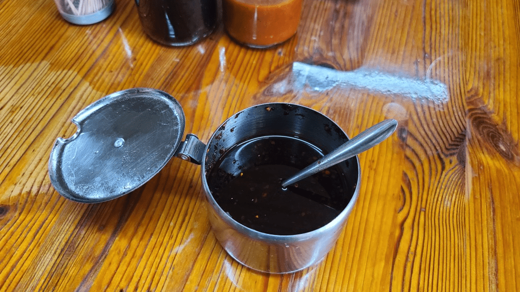 广兴车仔面档的自家制辣椒油,平日也摆在食桌上,欢迎食客随便享用。 广兴车仔面档的自家制辣椒油,平日也摆在食桌上,欢迎食客随便享用。
